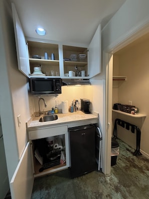 Réfrigérateur, micro-ondes, cafetiÚre/bouilloire, grille-pain