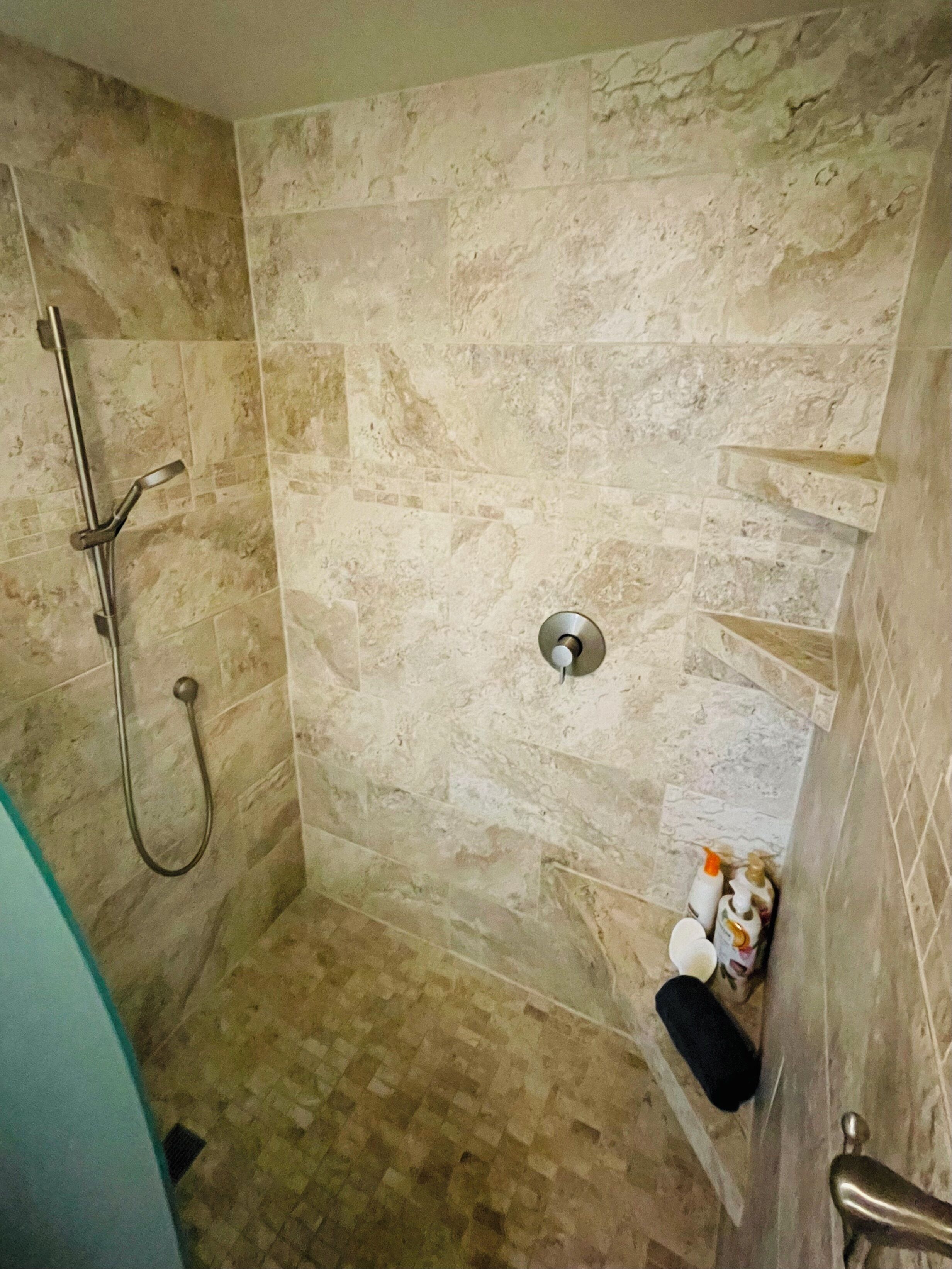 Douche, sèche-cheveux, serviettes fournies, savon