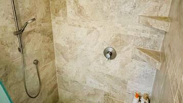 Suihku, hiustenkuivaaja, pyyhkeet, saippua