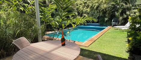 Una piscina al aire libre, una piscina climatizada