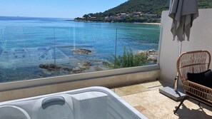 Banyera d'hidromassatge a l'aire lliure