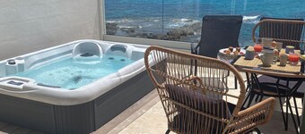 Flat In front of the sea 