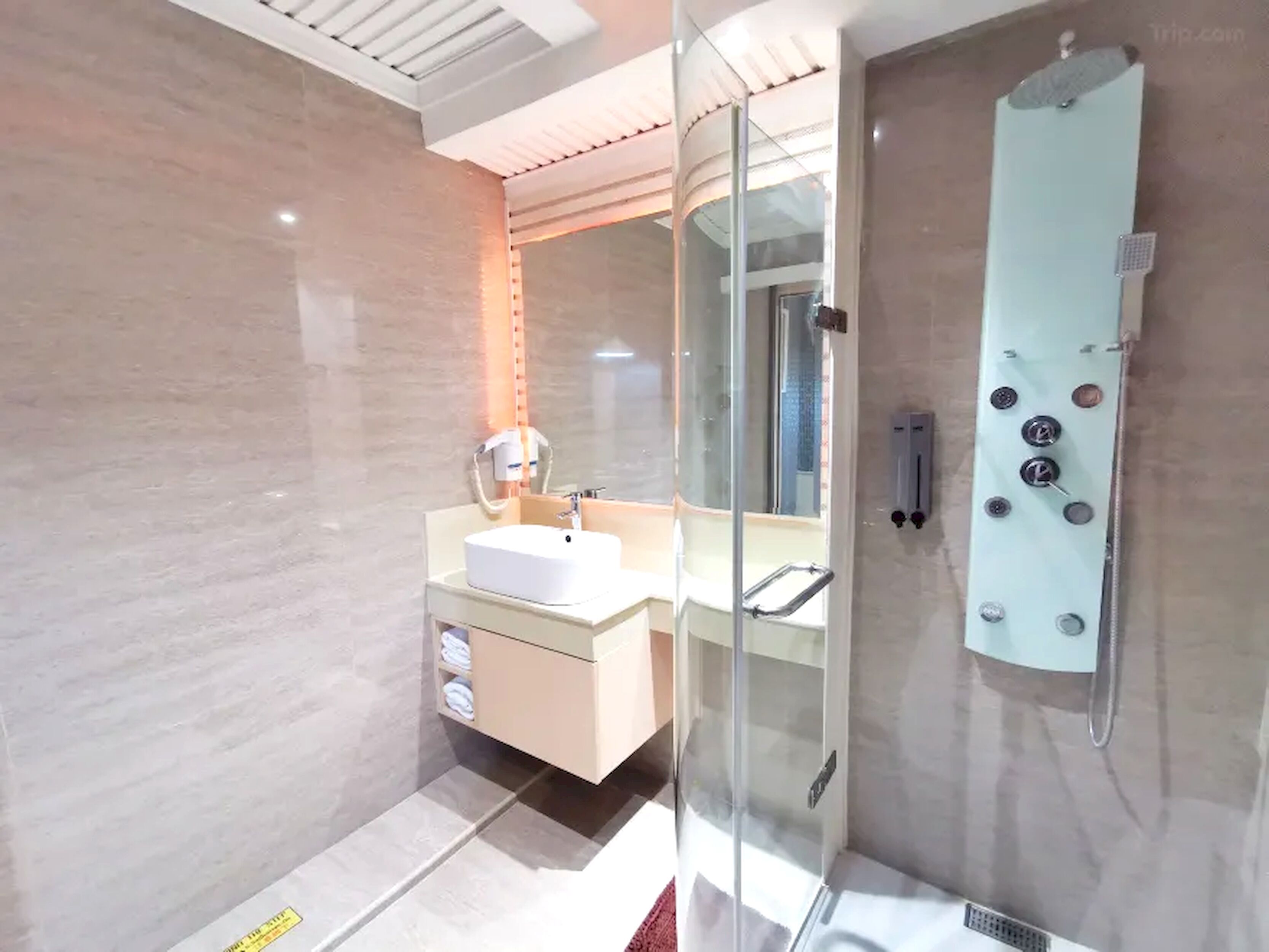 Superior Twin Room | Bathroom | Shower, free toiletries, hair dryer, towels