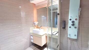 Superior Twin Room | Bathroom | Shower, free toiletries, hair dryer, towels