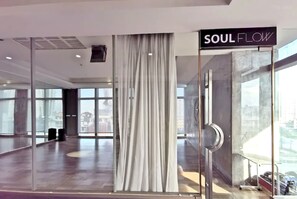 Une pièce spacieuse avec une grande fenêtre, un rideau et une pancarte sur laquelle on peut lire « SOUL FLOW ».