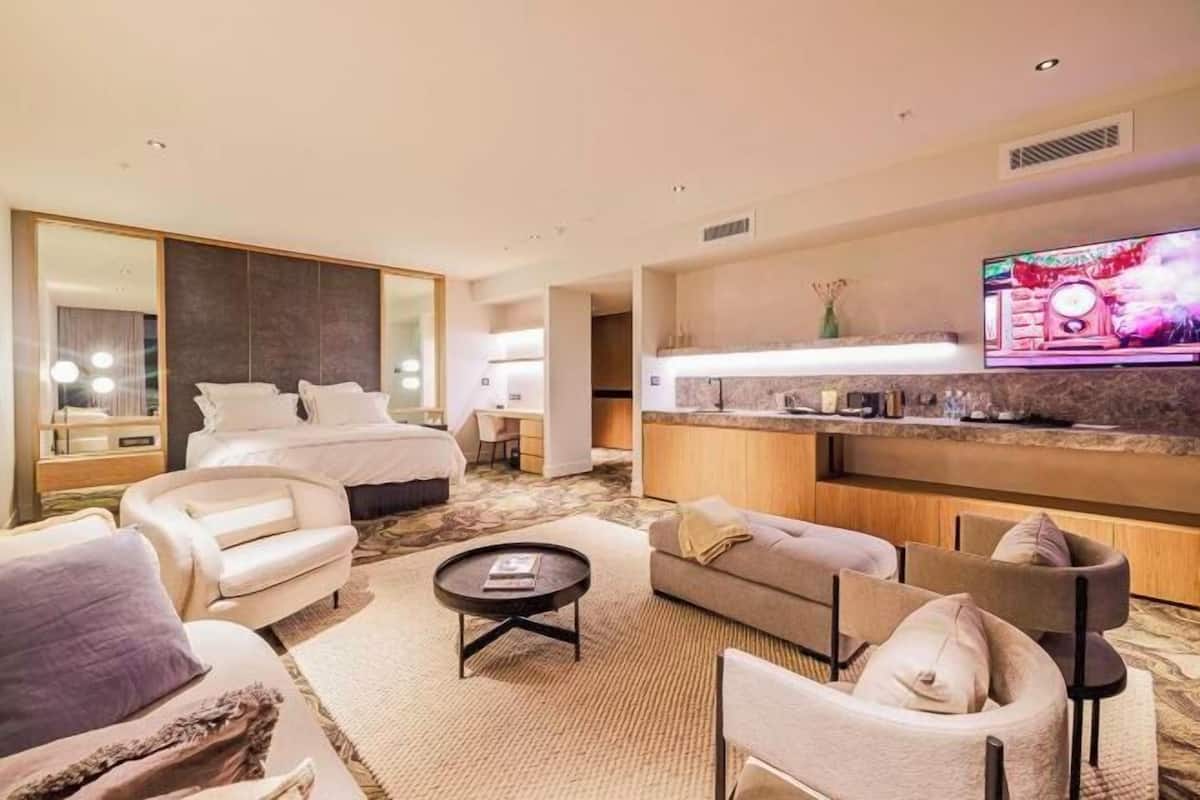 1 bedroom, minibar, desk, laptop workspace