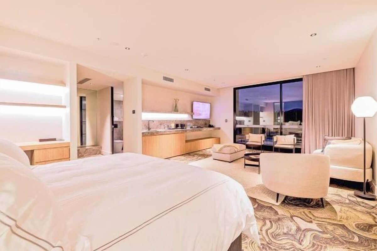1 bedroom, minibar, desk, laptop workspace