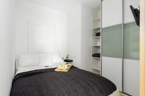 1 bedroom, bed sheets - Cozy Poznan Apartment by Renters (Poznan)