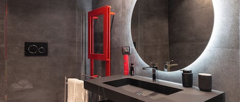 Dusche, Haartrockner, Bidet, Handtücher