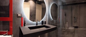 Douche, séchoir à cheveux, bidet, serviettes fournies