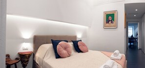 2 habitaciones, escritorio y tabla de planchar con plancha 