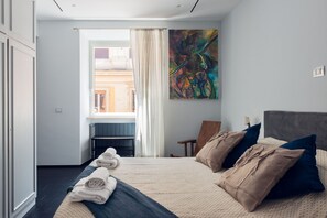 2 chambres, bureau, fer et planche à repasser, lit de bébé portatif