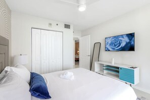 3 bedrooms, iron/ironing board, travel crib, free WiFi - Brickell Bay View Oasis with Pool, Hot Tub, & Gym (Miami)
