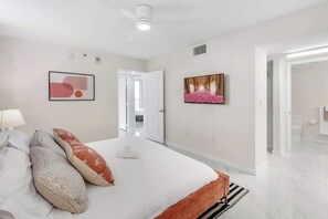 3 habitaciones, tabla de planchar con plancha y cuna de viaje 