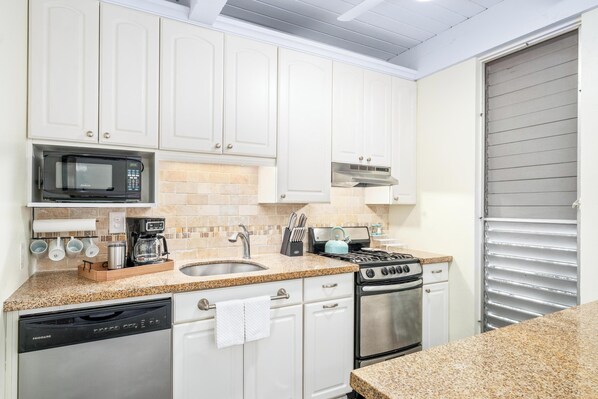 KĂŒhlschrank, Mikrowelle, Ofen, Herdplatte