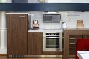 Een koelkast, een microgolfoven, een oven, een kookplaat