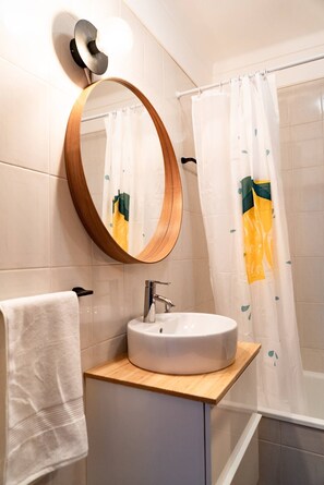 Bathroom - Amazing flat with Ocean View #Costa da Caparica (Almada)