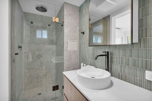 Dusche, Haartrockner, HandtĂŒcher, Seife