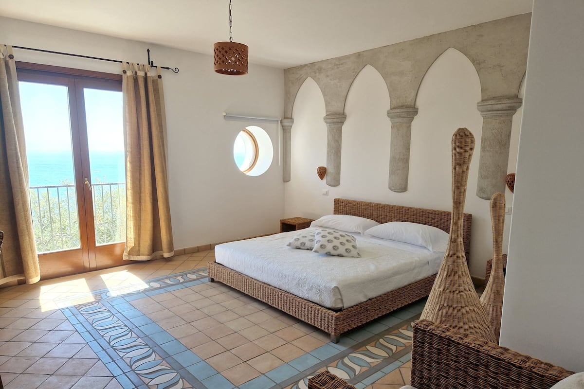 RAVELLO - sea view, with jacuzzi | Minibar, individually decorated, individually furnished, desk