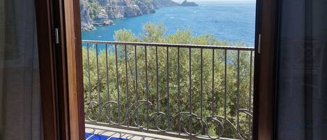 AMALFI - sea view, with Jacuzzi | Minibar, individually decorated, individually furnished, desk