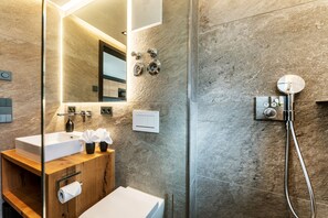 Dusche, Haartrockner, HandtĂŒcher, Seife