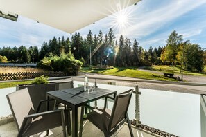 Outdoor dining - Black Forest Luxury Apartment Bärenhöhle with sauna (Schluchsee)