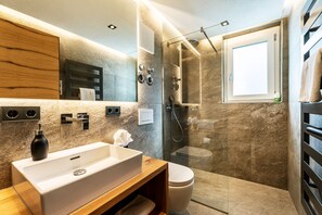 Dusche, Haartrockner, HandtĂŒcher, Seife