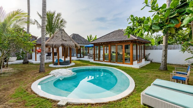 A backyard with a swimming pool, a thatched-roof structure, and a covered seating area. - Villa Vie (Lembongan Island)