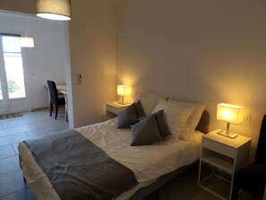 4 bedrooms, iron/ironing board, WiFi, bed sheets