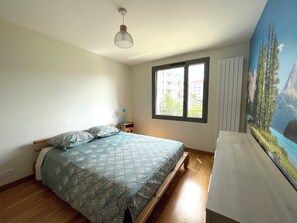 2 عدّة غرف نوم ومكواة/لوح كي وواي فاي وملاءات أسرّة