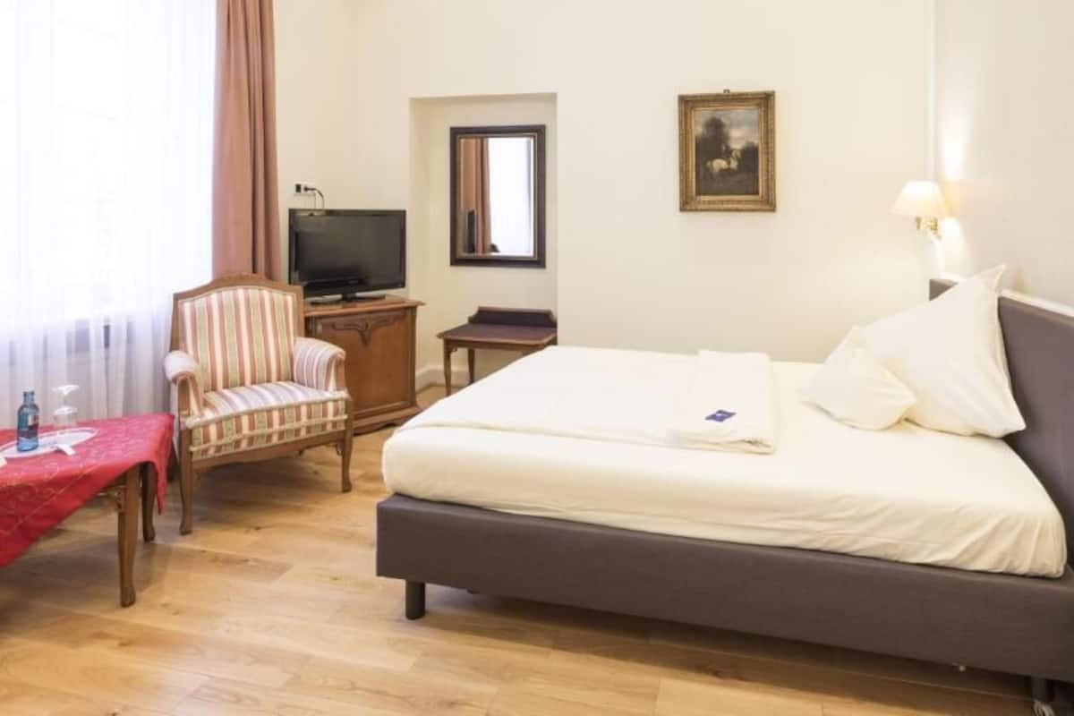 Comfort Single Room | Soundproofing, iron/ironing board (on request), WiFi (free)