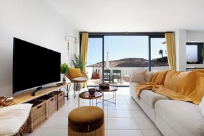 TV - Holiday Apartment "Las Vistas Mit Meerblick" with Sea View, Private Terrace & Wi-Fi (Costa Calma)