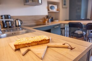 Dining - Apartment 'St Gervais Les Bains - Mont Blanc' with Mountain View, Private Terrace and Wi-Fi (Saint-Gervais-les-Bains)