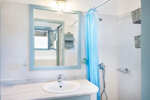 シャワー、ヘアドライヤー、タオル