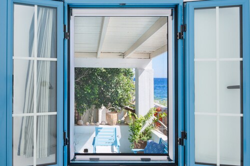 Holiday Home 'Beachfront Lampis Dolphin 2' with Sea View, Wi-Fi and Air Conditioning