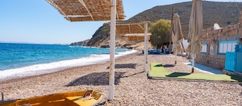 Holiday Home 'Beachfront Lampis Dolphin 3' with Mountain View, Wi-Fi and Air Conditioning