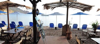 Holiday Home 'Beachfront Lampis Dolphin 3' with Mountain View, Wi-Fi and Air Conditioning