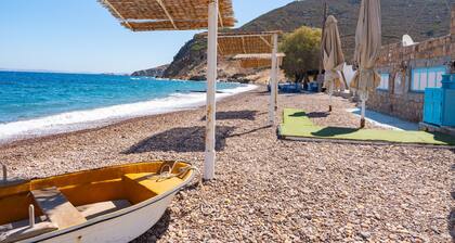 Holiday Home 'Beachfront Lampis Dolphin 4' with Mountain View, Wi-Fi and Air Conditioning