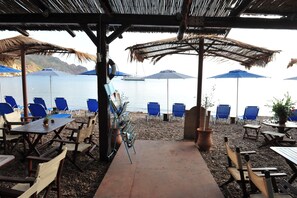 Outdoor dining - Holiday Home 'Beachfront Lampis Dolphin 4' with Mountain View, Wi-Fi and Air Conditioning (lampi)