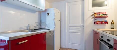 Een koelkast, een microgolfoven, een oven, een kookplaat