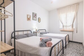 4 bedrooms, free WiFi, bed sheets - Holiday Home 'Cal Marcos' with Private Terrace, Private Garden and Wi-Fi (Torregrossa)