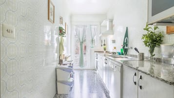 Køleskab, mikrobølgeovn, ovn, kogeplade