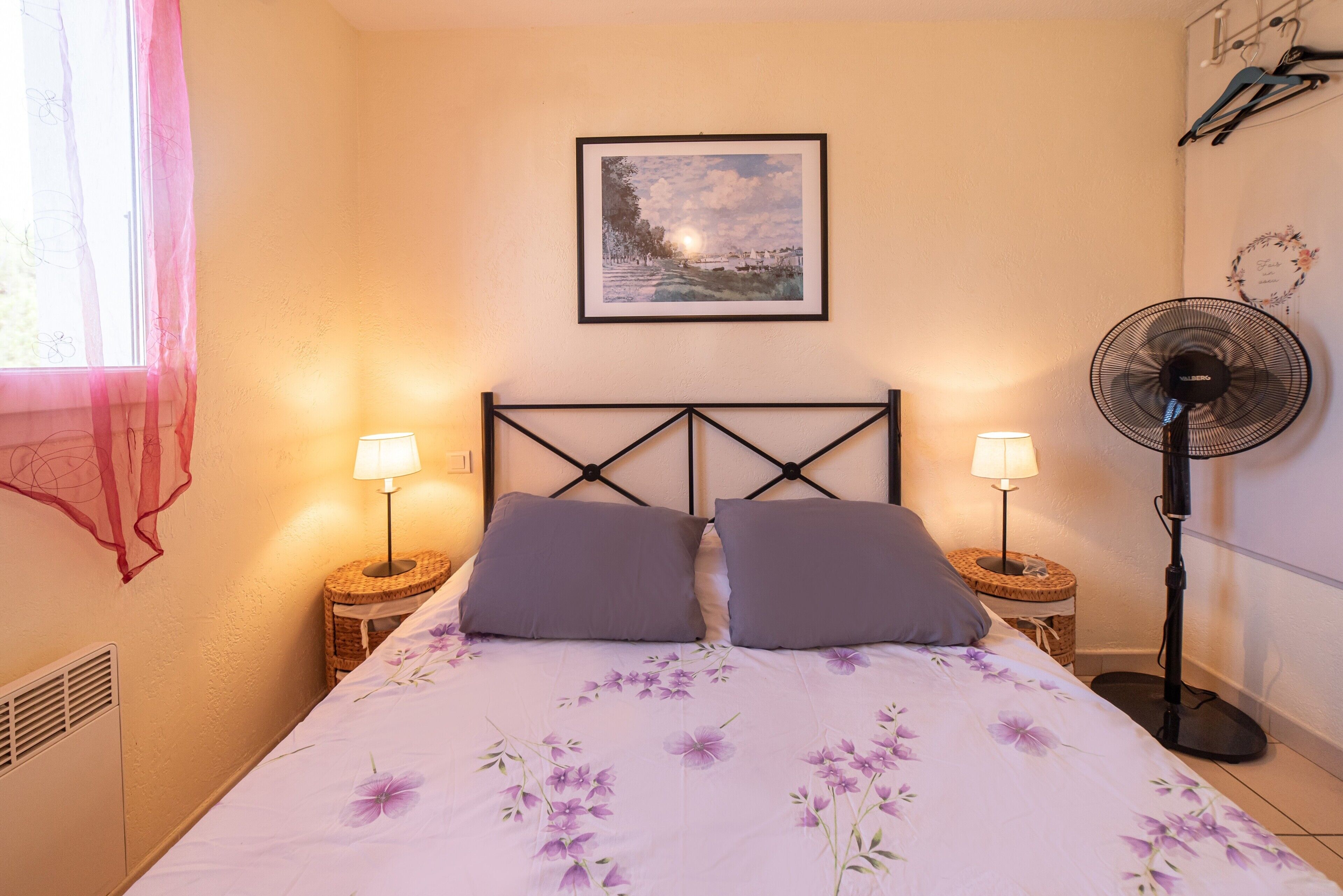 2 slaapkamers, een strijkplank/strijkijzer, gratis wifi, beddengoed