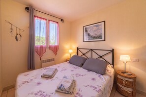 2 makuuhuonetta, silitysrauta/-lauta, ilmainen Wi-Fi, vuodevaatteet