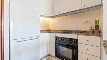 Køleskab, mikrobølgeovn, ovn, kogeplade