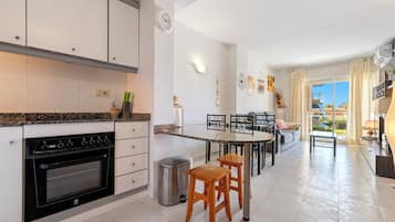 Køleskab, mikrobølgeovn, ovn, kogeplade