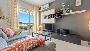 Een televisie, een dvd-speler en een stereo