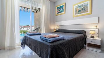 2 slaapkamers, een strijkplank/strijkijzer, gratis wifi, beddengoed