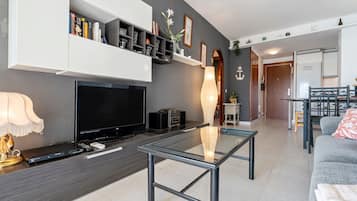 Een televisie, een dvd-speler en een stereo