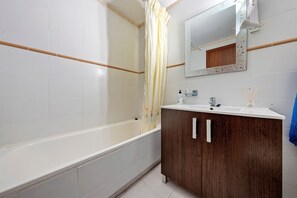 Badewanne, Haartrockner, Handtücher